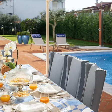 Classicly Constructed In Vabriga With Pool فيلة