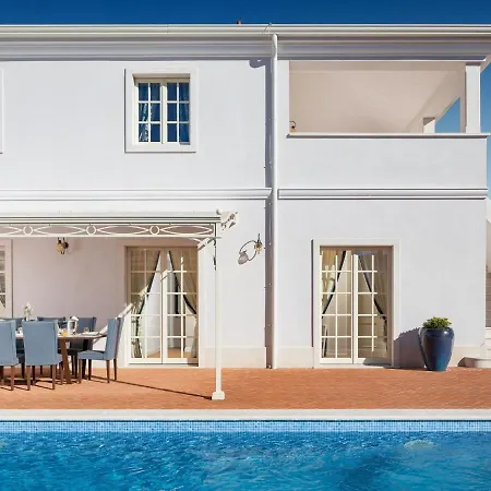 Classicly Constructed In Vabriga With Pool *
